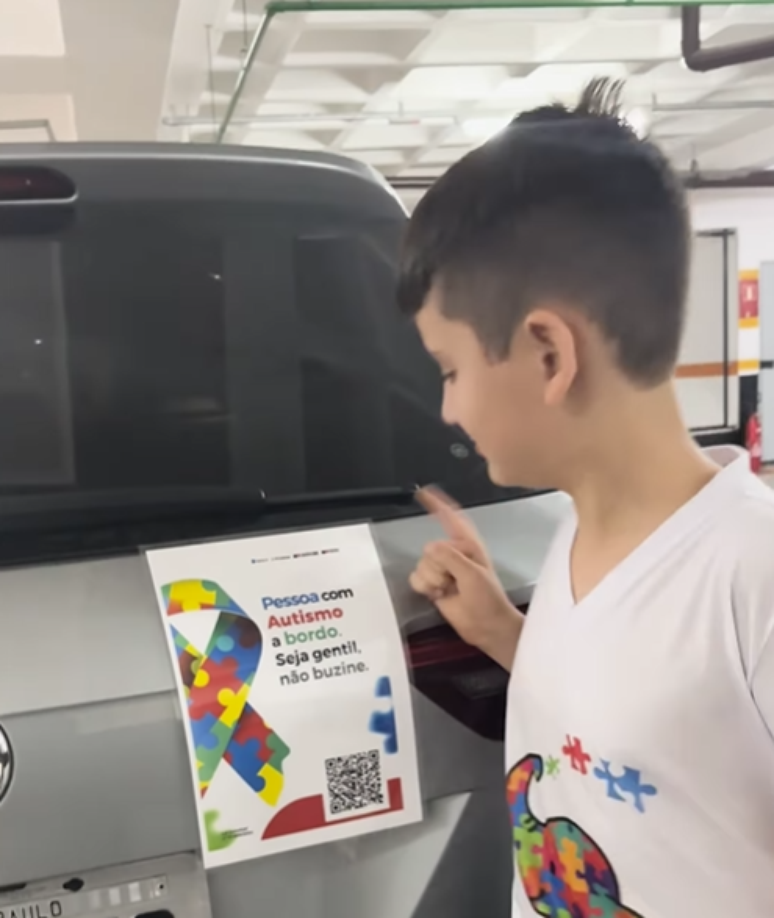 Adesivo para sinalizar carros de pessoas com autismo pode evitar muitas crises