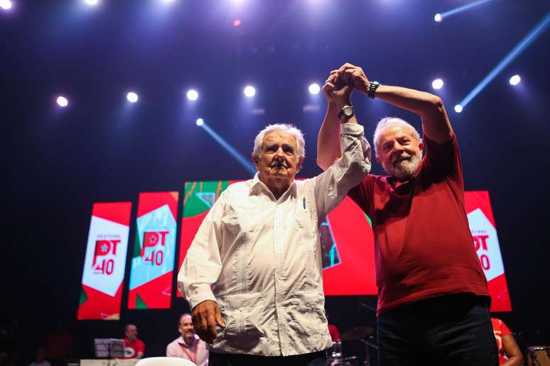Mujica e Lula durante encontro em São Paulo, em 2020