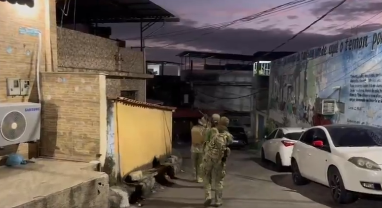 Polícia militar faz operação na Complexo da Maré; chefe do tráfico é morto em confronto