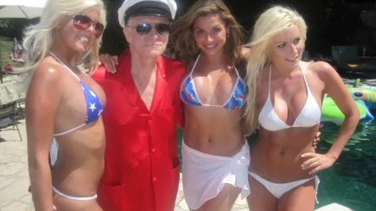 Hugh Hefner na mansão da Playboy ao lado das coelinhas 