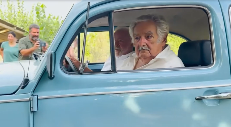 Lula e Pepe Mujica passeando de fusca em 2023