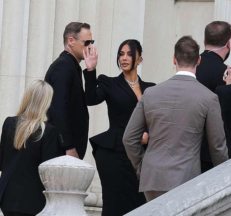 Kim Kardashian é vista chegando ao Palácio da Justiça durante seu julgamento por roubo em 13 de maio de 2025 em Paris, França.
