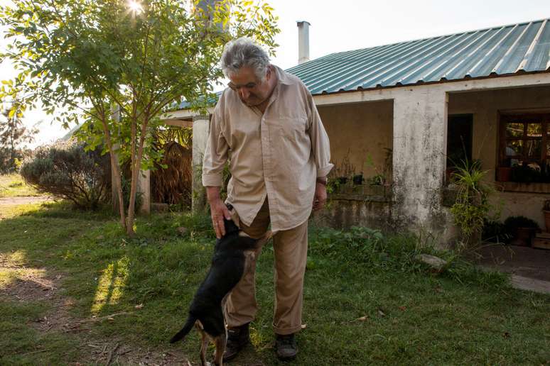 Mujica junto da cadela Manuela em sua chácara, em 2010