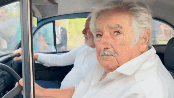 Mujica e seu famoso fusca azul