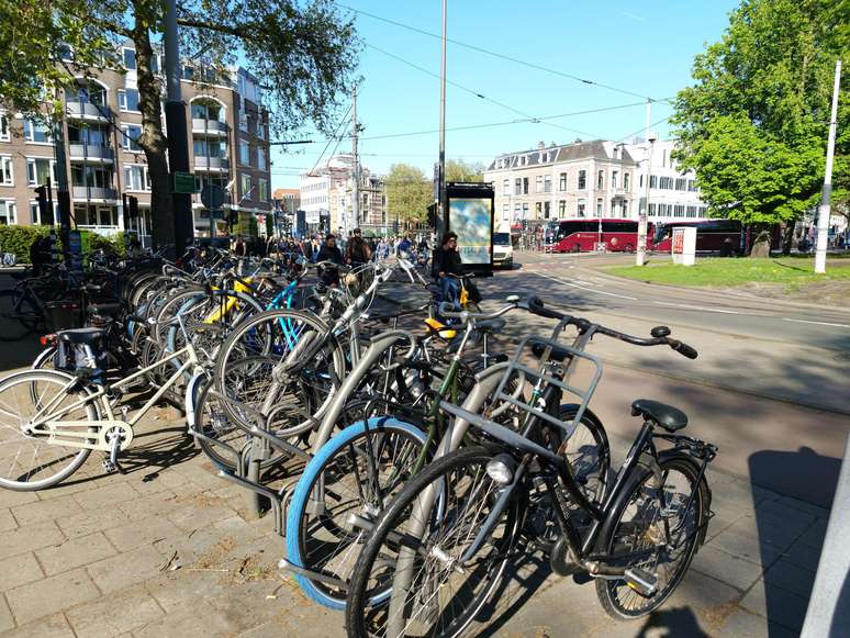 Estacionamento de bicicletas são facilmente encontrados por toda a capital holandesa