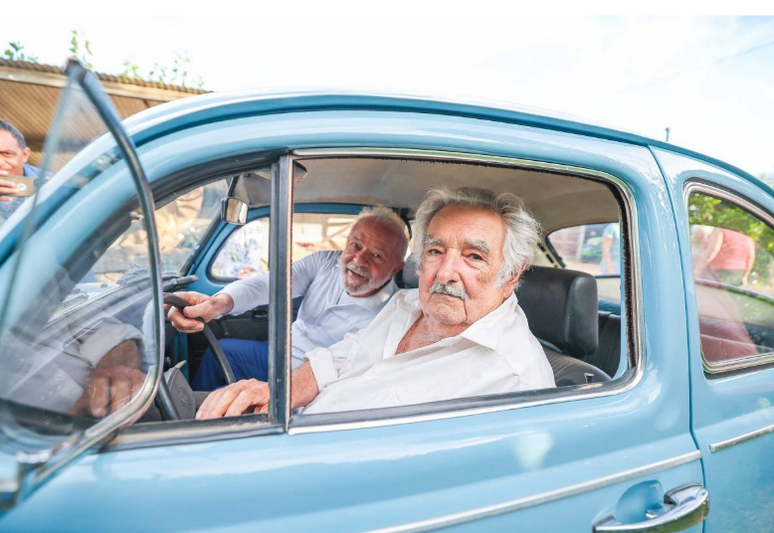 Foto de Lula e Mujica em fusca azul, no Uruguai, ficou marcada na história