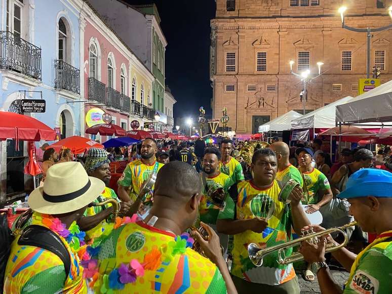 Grupos saem dos terreiros e transbordam pelas ruas de Salvador levando o samba junino, raiz de outros ritmos.