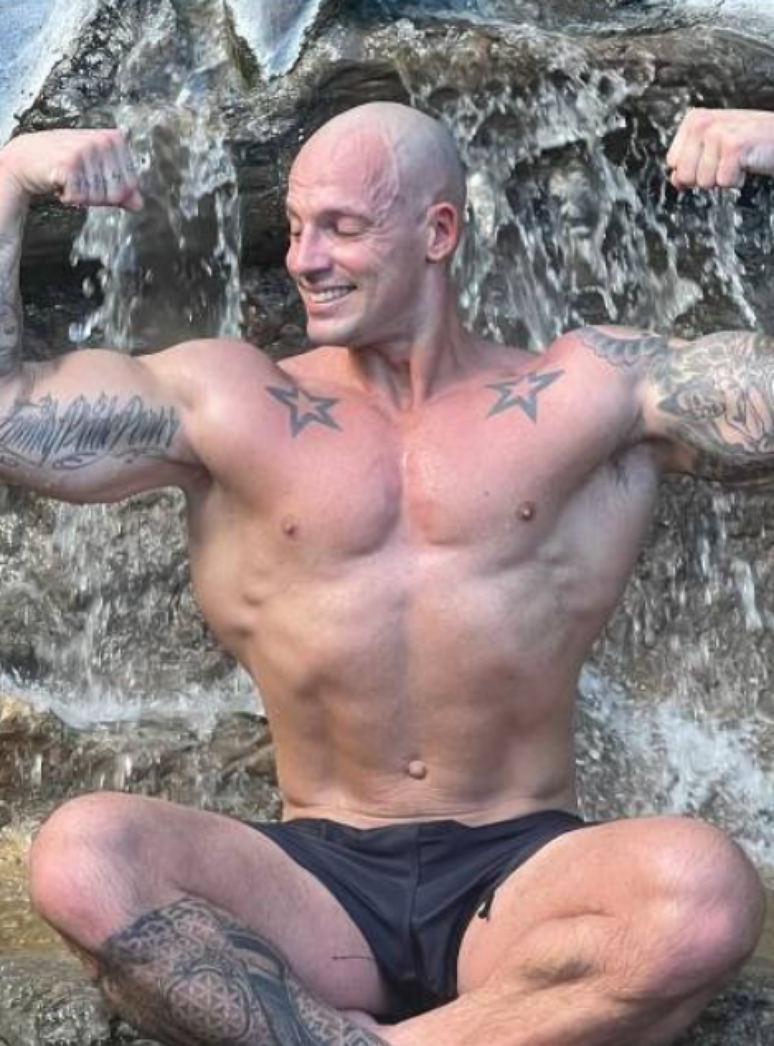 Ashley Edelman, ex-stripper e monge