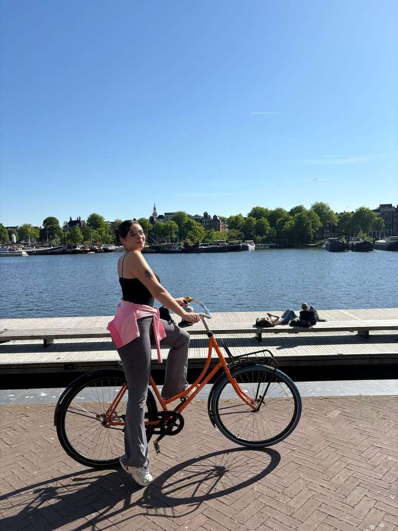Luíza de Pádua Marques Victor usa a bicicleta para tudo em Amsterdã