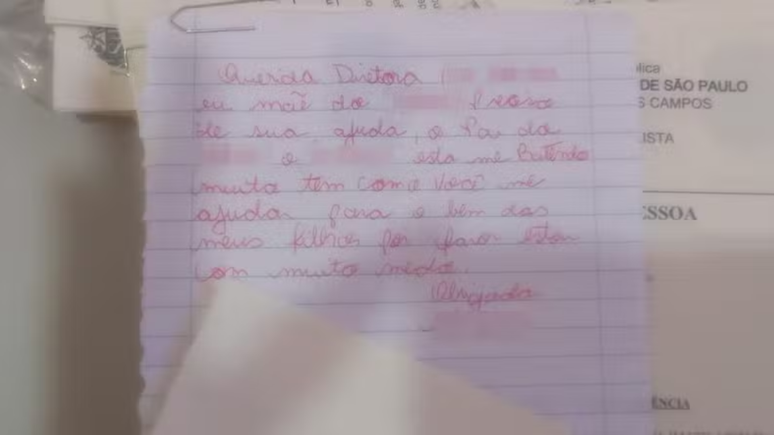 Desesperada, mãe manda bilhete com pedido de ajuda para escola do filho: 'Pai dele está me batendo'