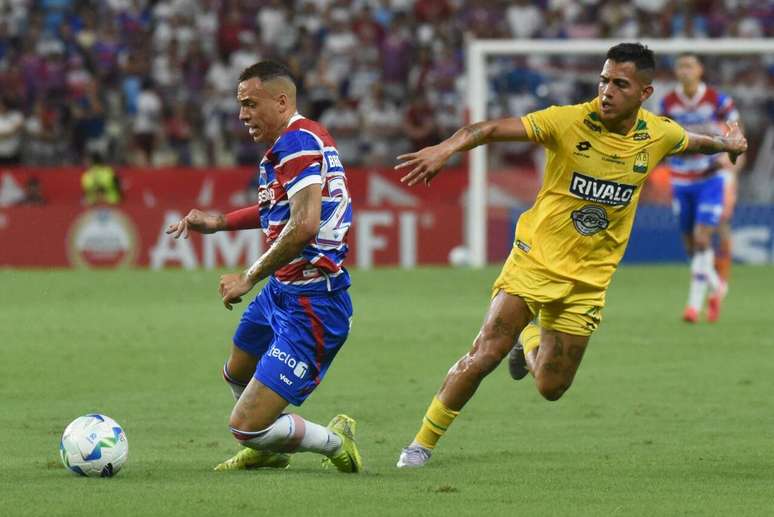 Breno Lopes se toca en un juego que Fortaleza recibió Bucaramanga.