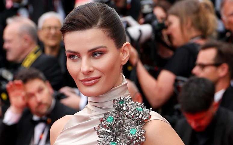 Cannes: famous knot in the rules and uses queues and volumes Cannes: famous knot in the rules and uses queues and volumes