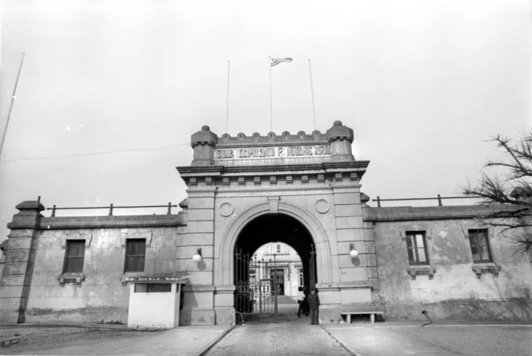 Em 1971, a prisão de Punta Carretas abrigava prisioneiros comuns e guerrilheiros