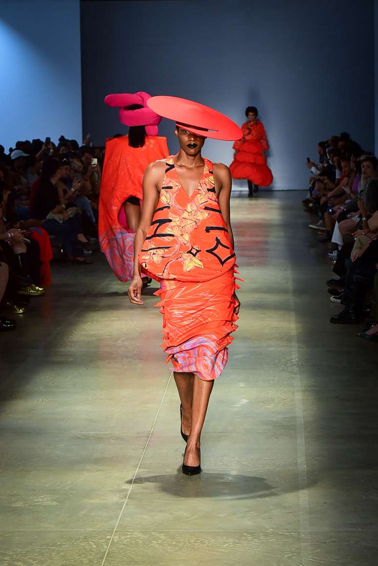 Desfile do projeto Cria Costura 