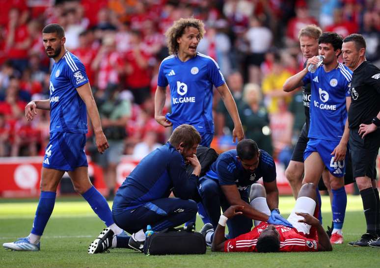 Awoniyi sendo atendido 