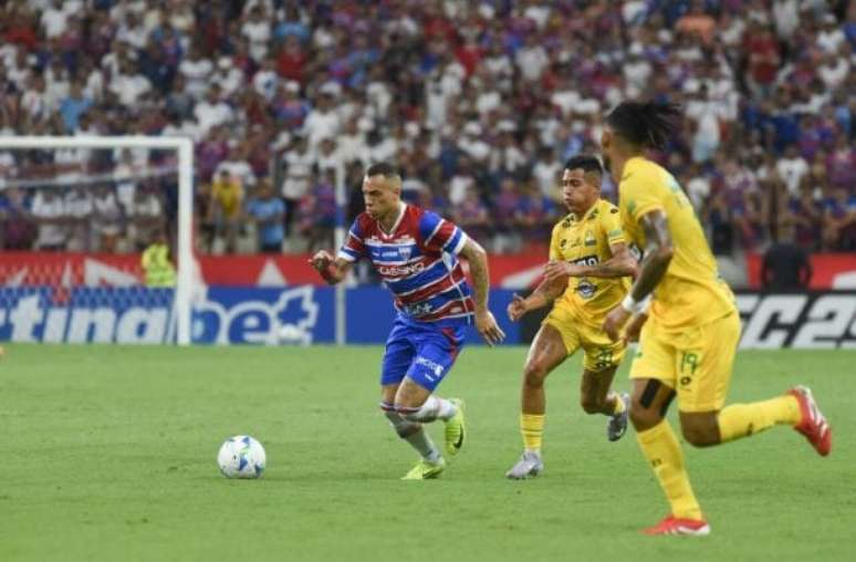 Breno Lopes tropeça em lance do jogo em que o Fortaleza recebeu o Bucaramanga.
