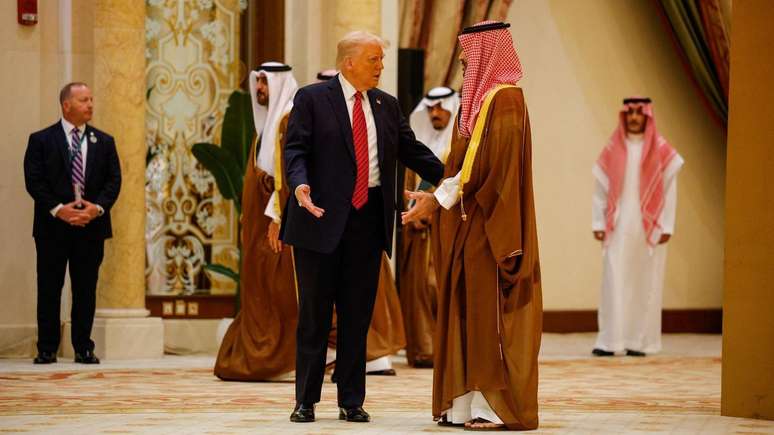 Donald Trump diz ter encerrado as san&ccedil;&otilde;es a pedido do pr&iacute;ncipe herdeiro saudita, Mohammed Bin Salman