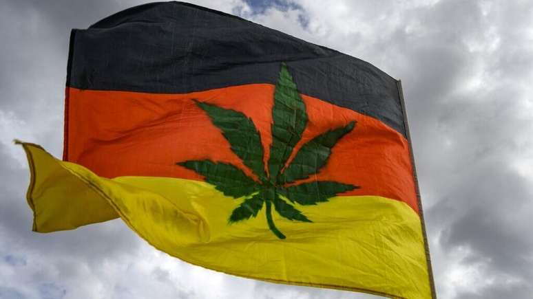 Em abril de 2024, a Alemanha se tornou o maior país da Europa a legalizar a maconha para uso recreativo, com a chamada Lei da Cannabis, que autoriza a maiores de idade o porte de até 25 gramas da droga e o cultivo de até três plantas em casa para consumo próprio.