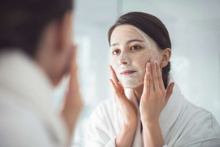 Limpar a pele com sabonetes próprios para acne adulta ajuda a reduzir os incômodos 