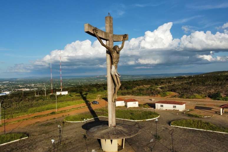 O Cristo de M&aacute;rio Cravo foi concebido como um s&iacute;mbolo de f&eacute; e esperan&ccedil;a para o povo baiano 