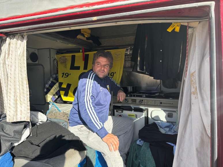 Jos&eacute; Ignacio Ponce sentado no interior da van