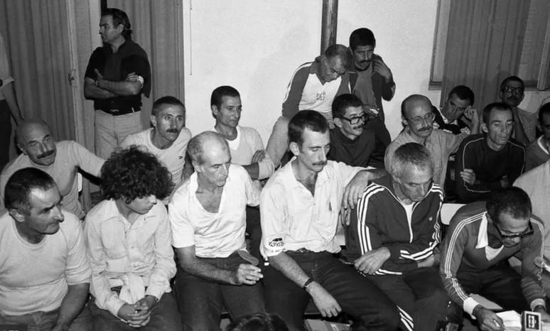 Mujica (à esquerda) foi um dos nove Tupamaros que a ditadura militar uruguaia ameaçou matar se os guerrilheiros agissem