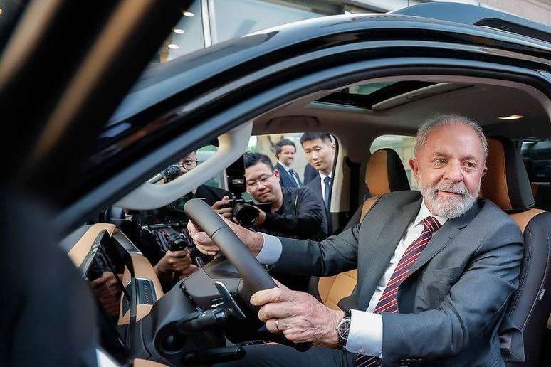 Lula entra em veículo fabricado pela chinesa GWM, que anunciou investimentos no Brasil. País tenta atrair indústrias chinesas