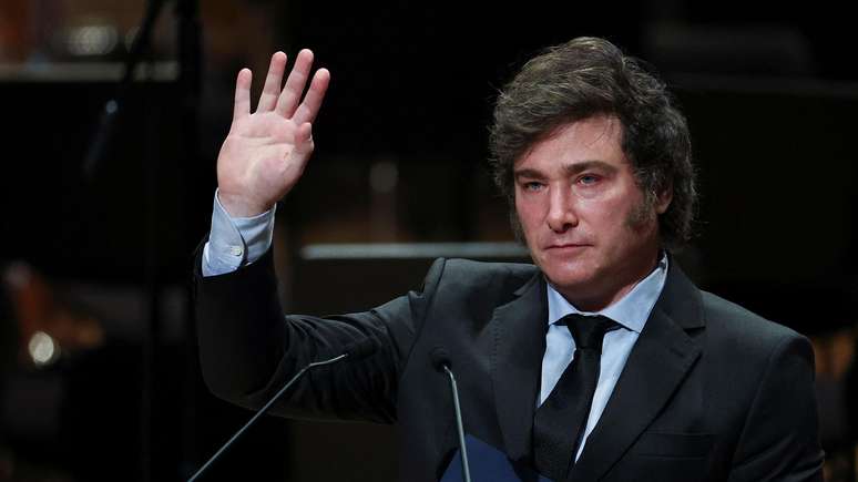Milei justificou a medida como parte de um esforço para 'restabelecer a ordem'