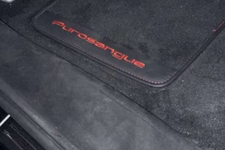 Neymar postou foto mostrando o interior de sua nova Ferrari.