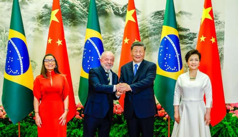 Presidente Luiz Inácio Lula da Silva e a primeira-dama Janja durante a cerimônia de boas-vindas no Palácio do Povo em Pequim.