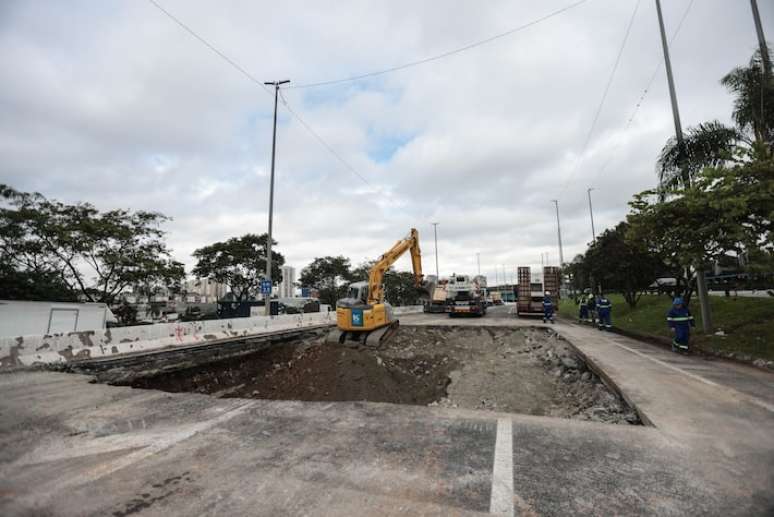 Cratera que reapareceu na marginal Tietê na madrugada de domingo: obras devem durar um mês.