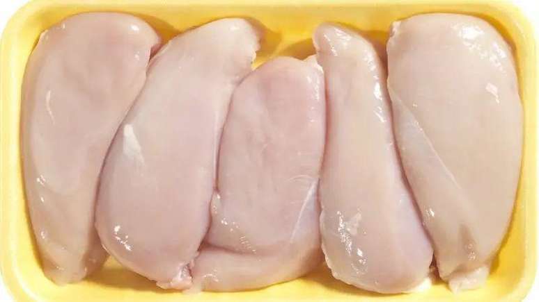 O frango &eacute; um alimento com alto teor proteico e recomendado por especialistas para aqueles que querem aumentar o consumo de prote&iacute;nas
