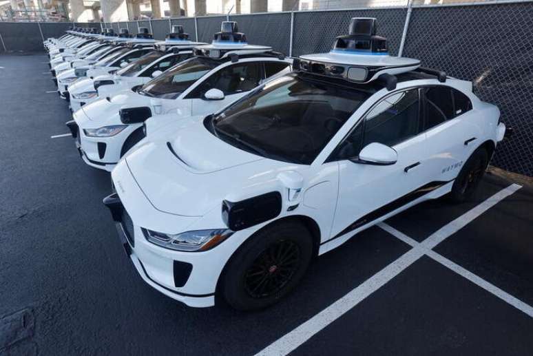 Carros elétricos I-Pace, da Jaguar, em centro da Waymo nos EUA.
REUTERS/Peter DaSilva