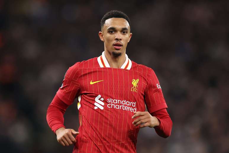 Trent Alexander-Arnold trabajando con Liverpool 