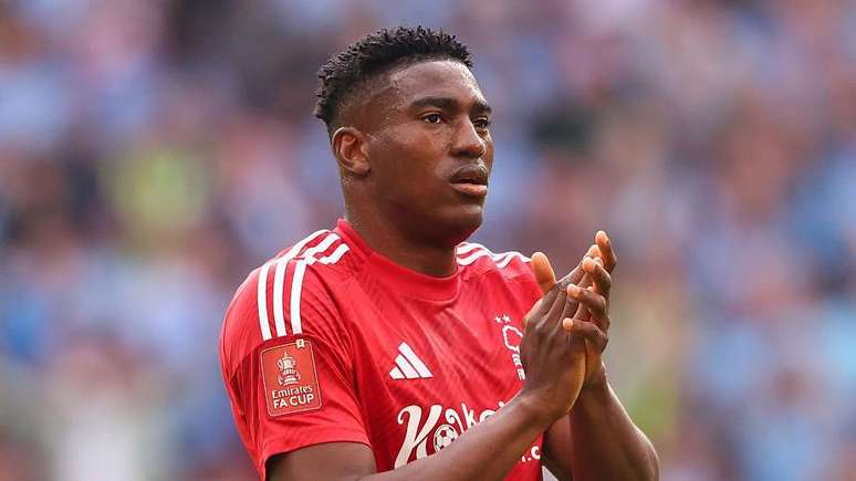 El delantero Taiwo Awoniyi, de 27 años, necesitaba un tratamiento inmediato después de chocar con una de las vigas y tener una herida en el estómago
