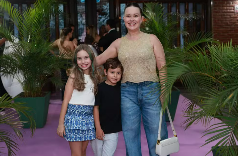 Mari Bridi com os filhos Amora, de dez anos, e Valentim, 6
