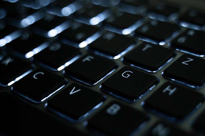 Imagem de teclado dá destaque em relevo da letra F