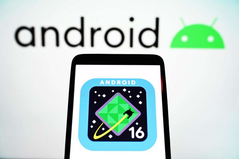 Ilustração mostra imagem promocional do Android 16 à frente do logotipo do sistema operacional