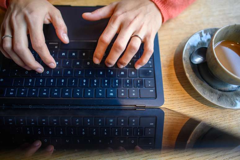 Imagem ilustrativa de homem digitando