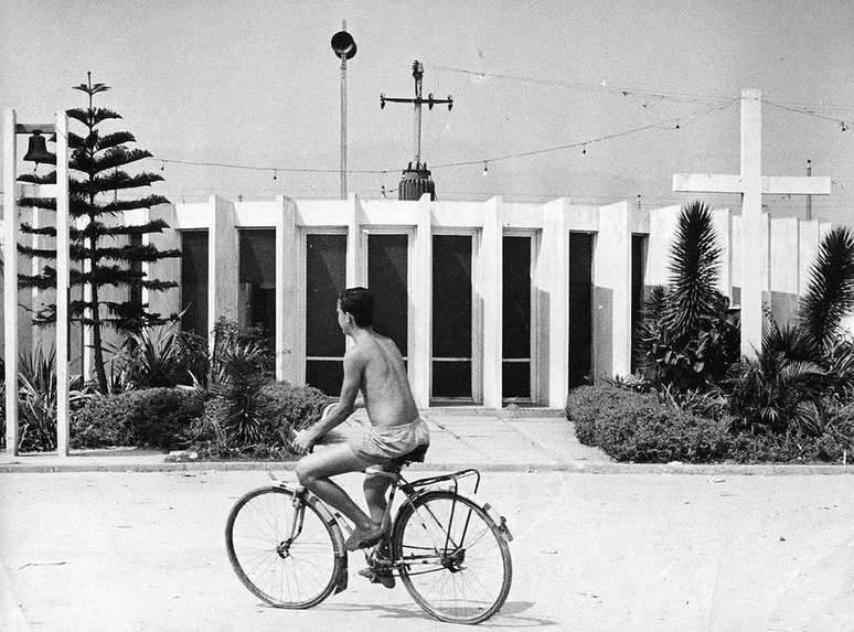 Inaugurada em 1960, a Igreja de São Daniel Profeta ficou intacta por pouco tempo em Manguinhos, o que irritou Niemeyer.