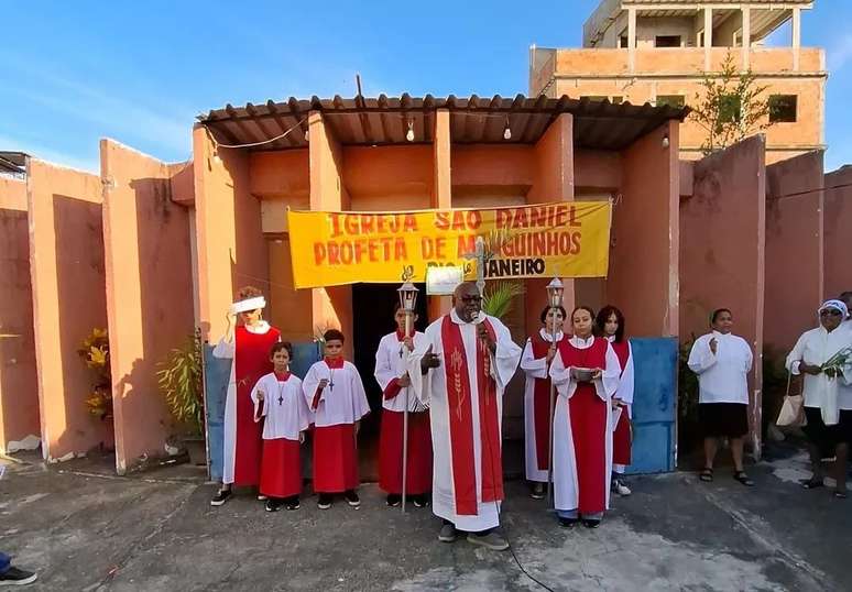 Missa do lado de fora da Igreja de São Daniel Profeta, em Manguinhos (RJ), interditada há dois anos.