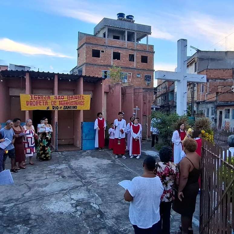 Comunidade faz missas e outras ações no pequeno pátio para reafirmar que não desistiram da Igreja de São Daniel Profeta.
