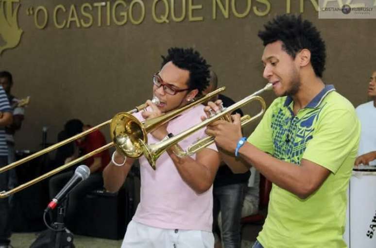 Ezequiel dos Santos Souza, de branco, trombonista, irmão mais velho de Boaz dos Santos Souza, trompetista.