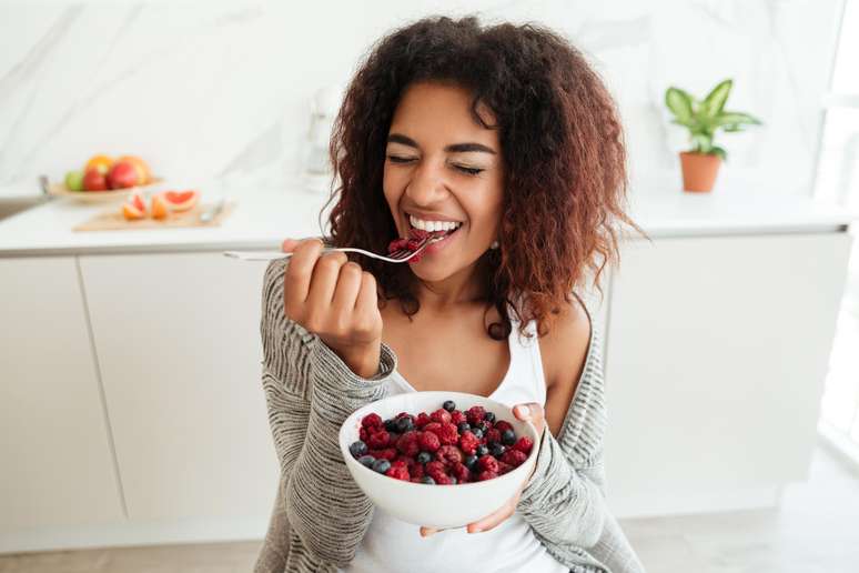 Especialista explica se dá para perder barriga com alimentação