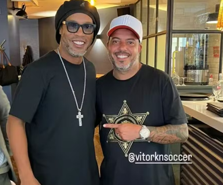 Ronaldinho Gaúcho y un amigo en un restaurante en Barcelona