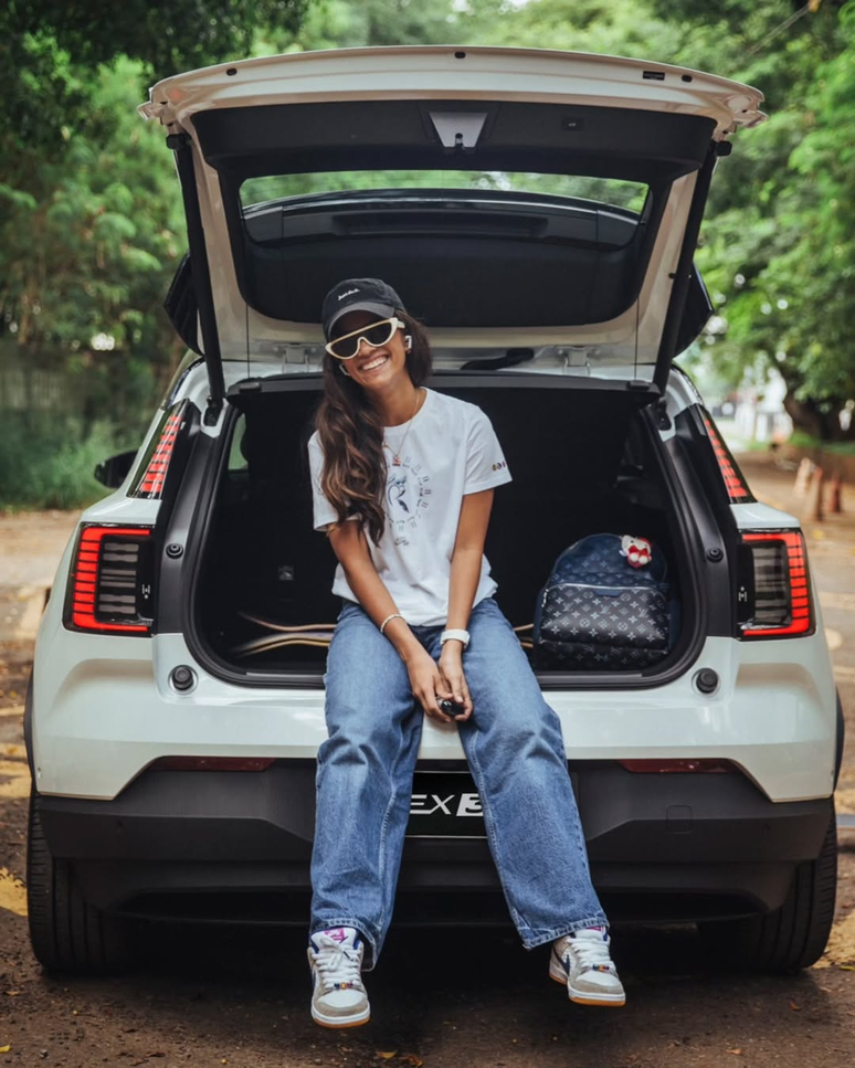 Rayssa Leal ao lado do Volvo EX30, seu primeiro carro