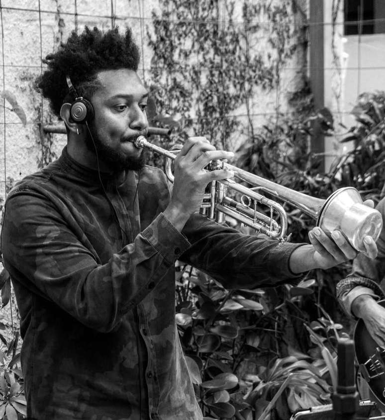 Boaz dos Santos Souza, trompetista, viveu “uma rotina muito louca, escola, bicos, horas estudando música”.