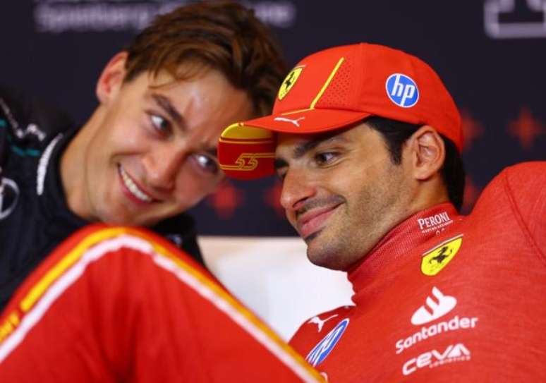 George Russell e Carlos Sainz durante pós corrida em 2024