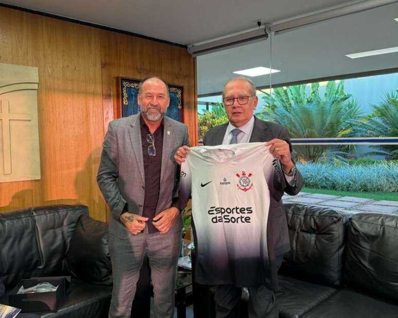 Augustit Mass, presidentes de The Corinter, Giftar Mandes siguió un suéter.