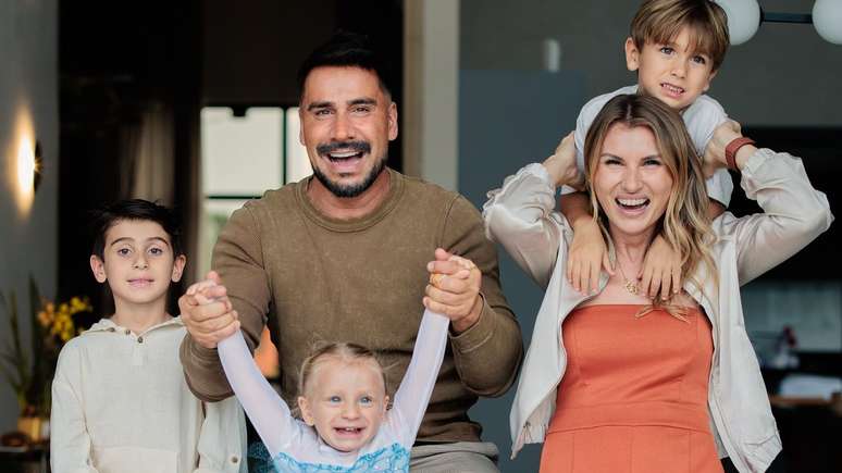 O ator Julio Rocha ao lado da esposa, Karoline Kleine, e dos filhos